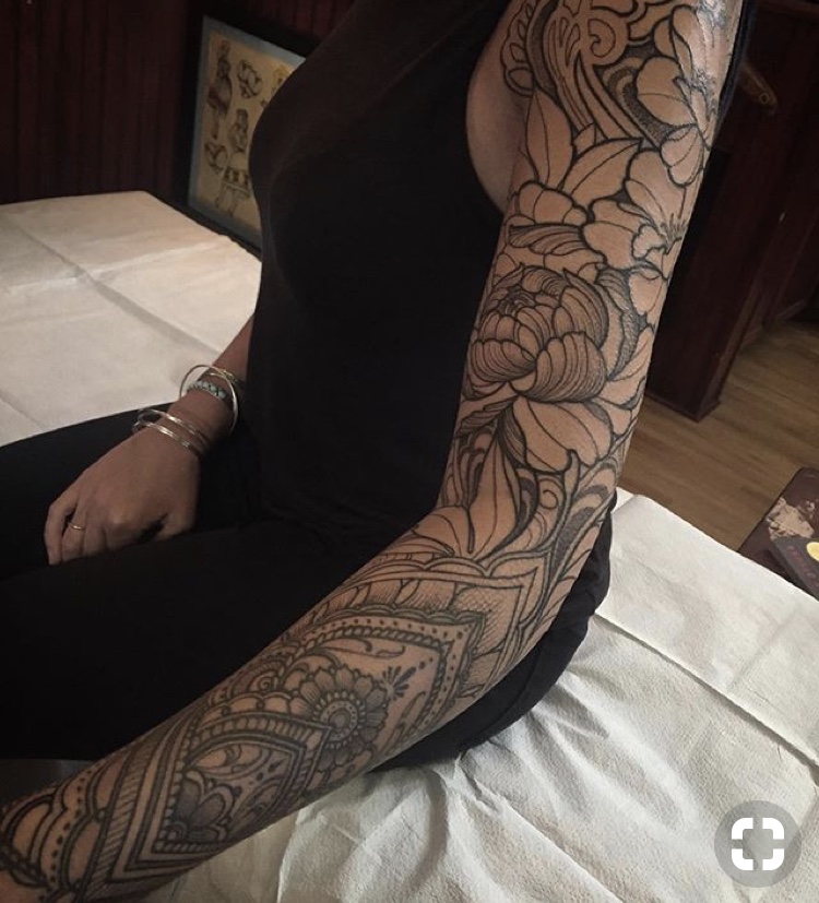 Frau tattoo blumen unterarm Tattoo Blumen